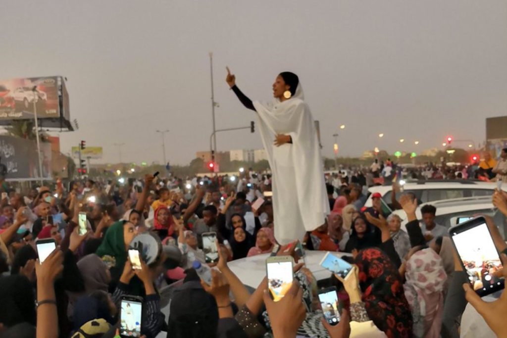آلاء صلاح «كنداكةـ ملكة» الثورة السودانية